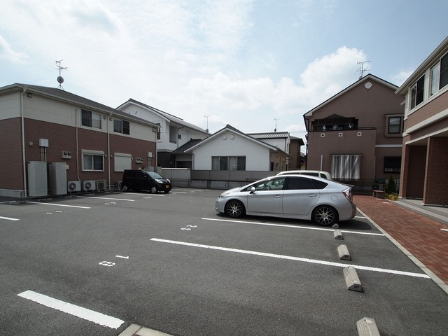 ツインズ北今市の駐車場