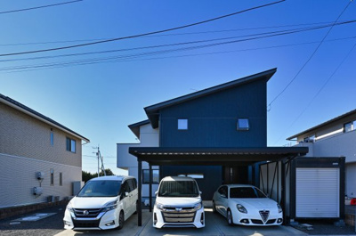 【外観】 | 太田市新野町　中古住宅 | 青空に映える高級感のあるエクステリアです。
ぜひ一度ご見学ください！