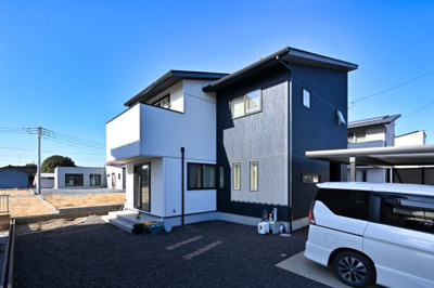 【外観】 | 太田市新野町　中古住宅 | 広々としたお庭にタイルデッキ付きでBBQも楽しめます♪