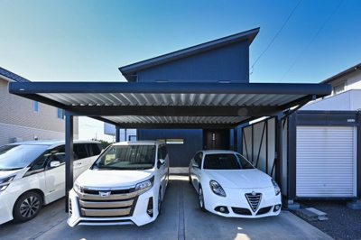 【駐車場】 | 太田市新野町　中古住宅 | 並列駐車可能なカーポート付きです！大切な愛車を守ります♪