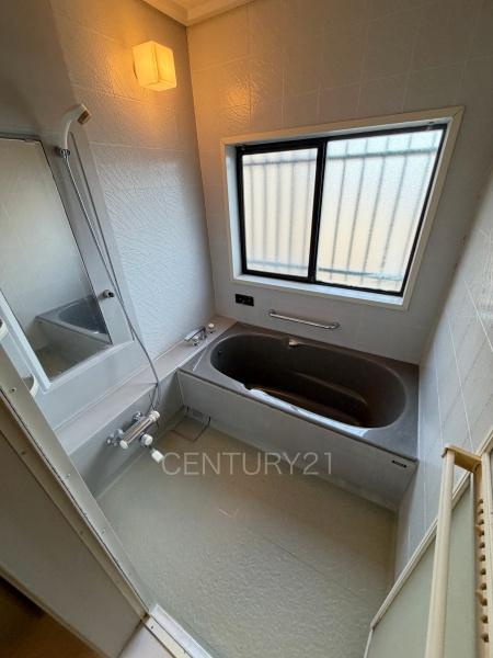 前橋市上新田町中古一戸建ての浴室|ゆったりと寛げる大型バスタブ。
足を伸ばしたまま入浴可能です。