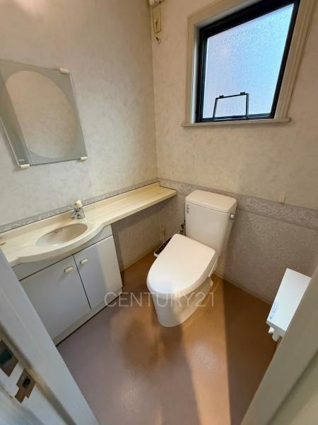 前橋市上新田町中古一戸建てのトイレ|１階トレイです。
温水シャワー洗浄機能付きです。