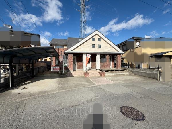 前橋市上新田町中古一戸建ての前面道路含む現地写真|並列駐車可能な駐車場スペースです。