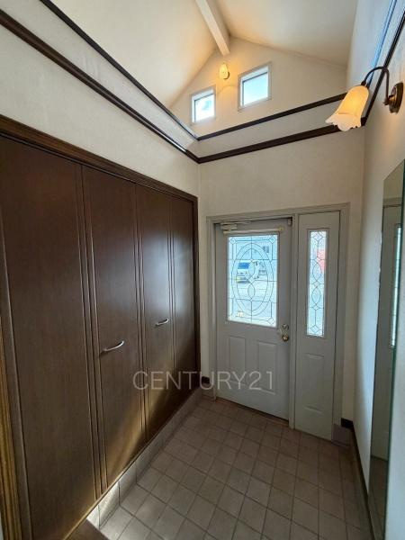 前橋市上新田町中古一戸建ての玄関|シューズボックス付きの玄関です。
上部も収納付きで多くの収納が可能です。