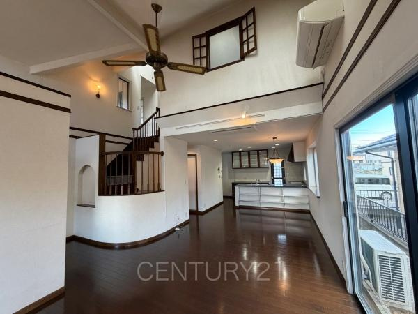 前橋市上新田町中古一戸建ての居間・リビング|大きいソファーがおける広々リビング