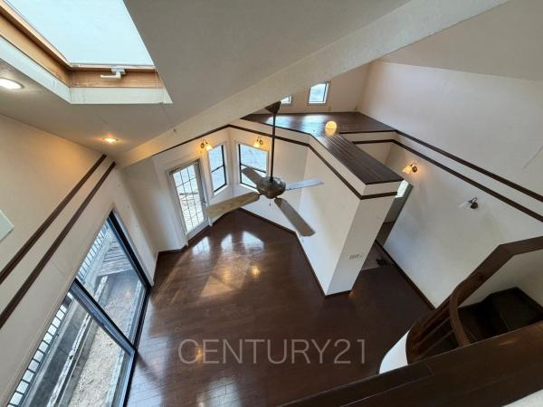 前橋市上新田町中古一戸建ての居間・リビング|天井が高い開放感のあるリビング。