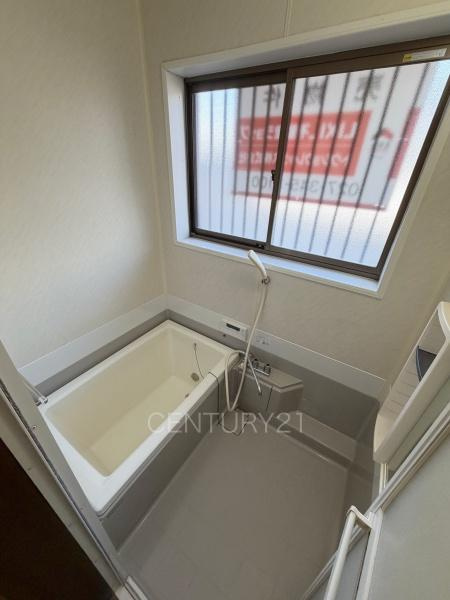 前橋市下小出町中古一戸建ての浴室|ゆったりと寛げる大型バスタブ。
足を伸ばしたまま入浴可能です。
浴室乾燥機付きで天候が悪い日でも洗濯をして衣類を乾燥させることができます。