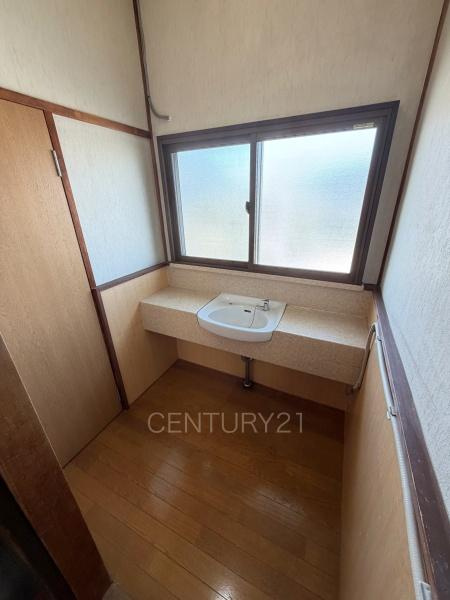 前橋市下小出町中古一戸建ての独立洗面台|２階洗面所