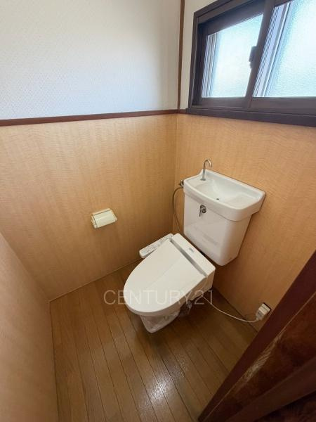 前橋市下小出町中古一戸建てのトイレ|温水シャワー洗浄機能付きです。