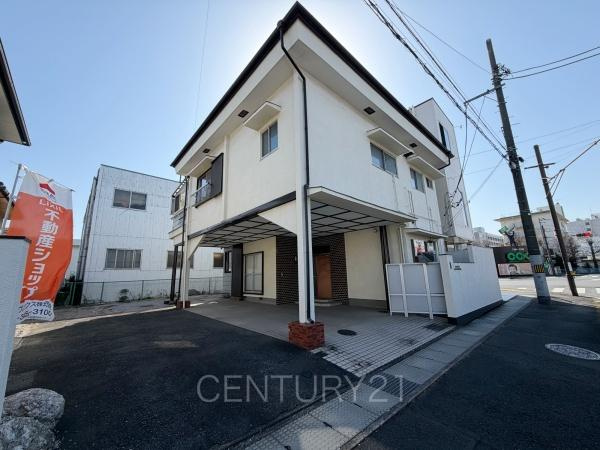 前橋市下小出町中古一戸建ての前面道路含む現地写真|並列駐車可能な駐車場スペースです。