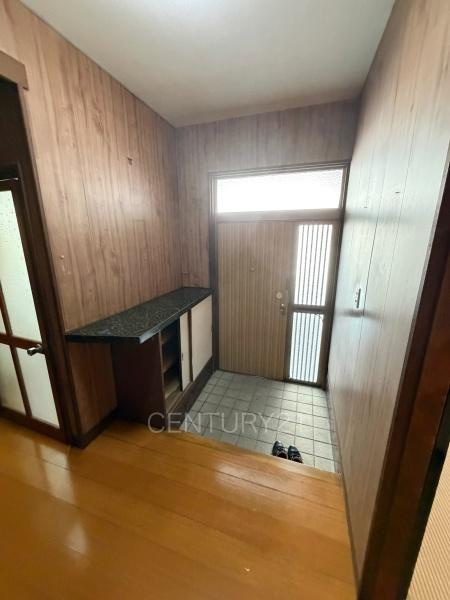 前橋市下小出町中古一戸建ての玄関|シューズボックス付きの玄関です。