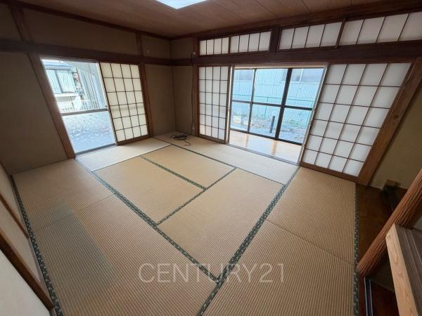 前橋市下小出町中古一戸建ての和室|2面採光の明るい和室です。