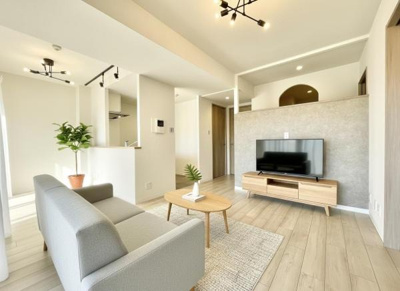 【居間・リビング】 | ソワール新檜尾台7号棟 | 【家具配置イメージ画像】ラグやソファで雰囲気を変えたりいろんなアレンジが楽しめます！