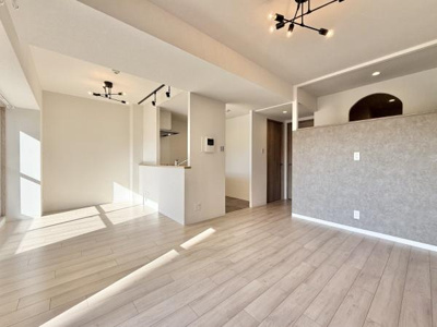 【居間・リビング】 | ソワール新檜尾台7号棟 | 家族の笑い声が聞こえてきそうな大空間♪大きめのLDKはそれだけで心が和みます。家族揃ってリビングで過ごすお休みの日が、楽しみになる場所となることでしょう。