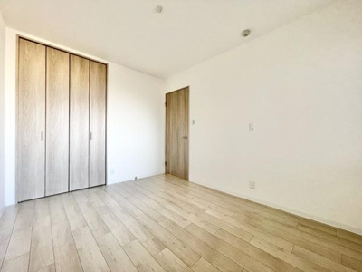 【洋室】 | ソワール新檜尾台7号棟 | 収納を完備！普段使いのお洋服や小物はもちろん、季節物のお洋服などもしっかりと整理整頓おしまい頂けます。居室空間をより広く隅々までお使いいただけますね♪