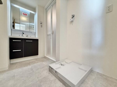 【独立洗面台】 | ソワール新檜尾台7号棟 | ゆとりの洗面スペースで朝の身支度も快適スムーズに。髪のセットやお化粧もストレスなくこなせ、朝から気分良く通勤通学に向かえそうですね！