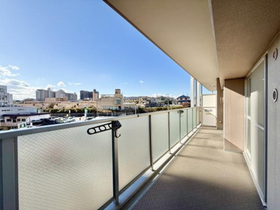 【バルコニー】 | ソワール新檜尾台7号棟 | 開放的なバルコニーは見晴らしもよく、太陽の温かな温もりをめいっぱい受け止めてくれます。太陽の光と爽やかな風を受けたお洗濯物はあっという間に乾き、取りこむ時には太陽の匂いを感じられそうですね。
