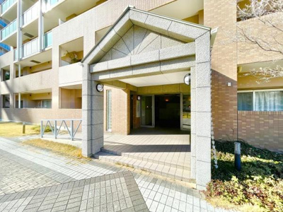 【エントランス】 | ソワール新檜尾台7号棟 | 「初めまして！」が集まる分譲マンション。たくさんの子供たちが年齢を問わずに、仲良く一緒に成長できるのは譲地マンションの特徴ですね。