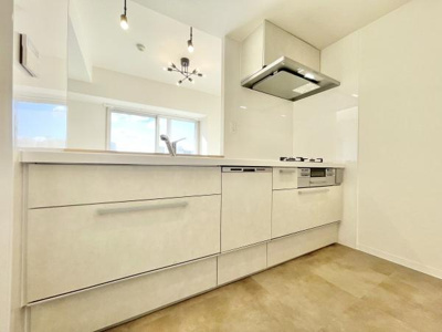 【キッチン】 | ソワール新檜尾台7号棟 | 食器洗乾燥機付きで家族の食器もピカピカ。後片付けもラクラクこなせて、日々の生活には欠かせない便利設備。環境にもママの手にも優しいのがうれしいですね。