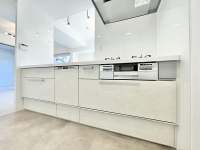 【キッチン】 | ソワール新檜尾台7号棟 | 本を読みながら料理をしたり、家族とコミュニケーションを取りながら家事をしたり。毎日必ず使い、案外長い時間を過ごす場所だからこそ妥協したくない部分ですね♪