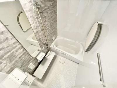 【浴室】 | ソワール新檜尾台7号棟 | アクセントパネルで落ち着きのある雰囲気を演出♪毎日の疲れを癒やすバスタイムを。