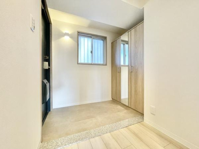 【玄関】 | ソワール新檜尾台7号棟 | シューズボックスで散らかりがちな玄関もスッキリ！
気持ちの良い朝は、毎日ここからスタートしていきます♪