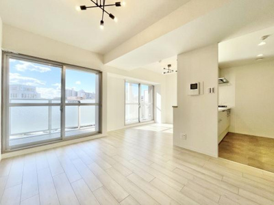 【居間・リビング】 | ソワール新檜尾台7号棟 | 室内にいても、たっぷりの陽光と爽やかな風を感じて頂けます！
ご家族と穏やかに過ごす、心地の良い時間が流れます。