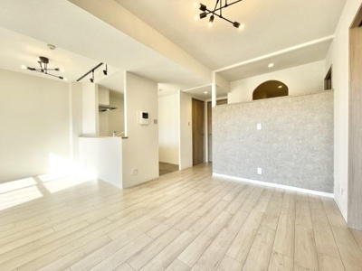 【居間・リビング】 | ソワール新檜尾台7号棟 | ここにはみんなが集い、食事と楽しい会話が始まる。話に夢中になりすぎて、ついつい時を忘れてしまう。そんな束の間の幸せを感じさせてくれる場所。