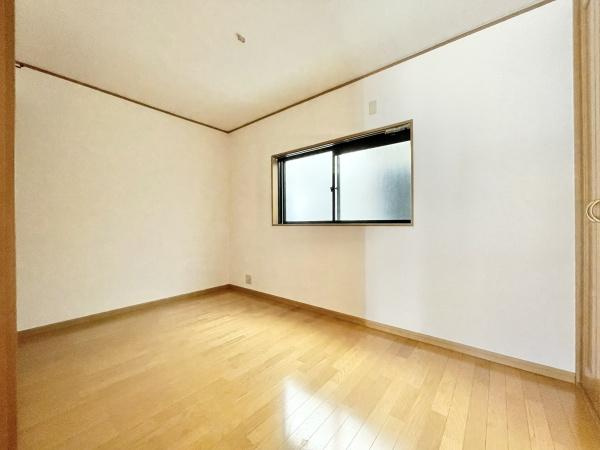 【洋室】 | 家族一人ひとりの大切なプライベート空間。趣味に合わせて使って頂けるようシンプルに仕上げてあります！