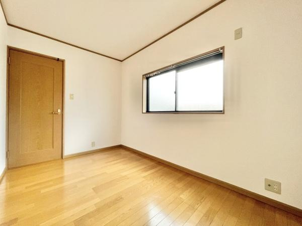 【洋室】 | 本を読んだり趣味の時間を楽しんだり家の中でひとり静かになれる空間