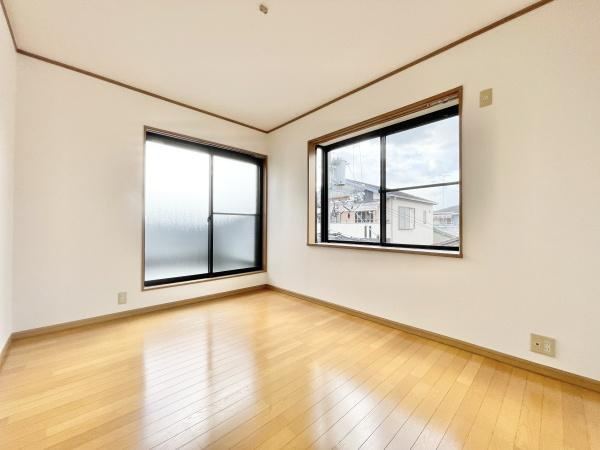 【寝室】 | 大きな窓からたっぷりの日差しが降り注ぐ明るい室内です。気持ちの良い朝日を受けて、目覚めの良い健康的な朝を迎えられそうです。 