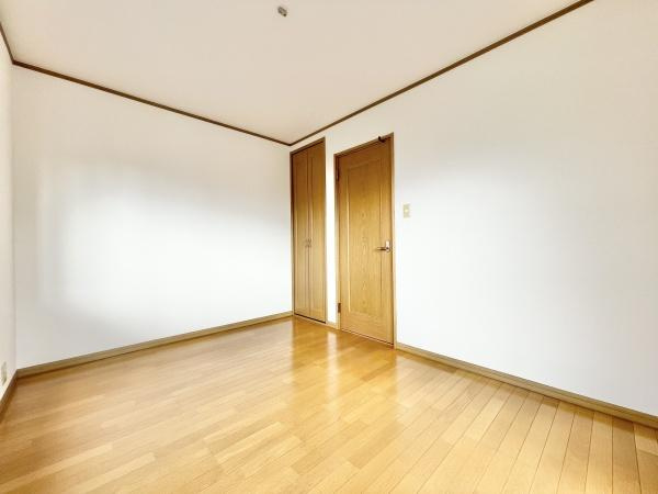 【子供部屋】 | 充分な広さと収納機能を備えた部屋はお子様の自発性と成長を促します。お子様の成長を支える、勉強や好きなことに没頭する学びの空間にどうぞ。