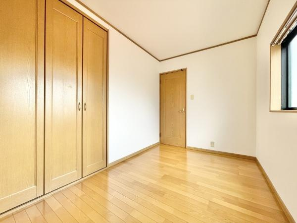 【洋室】 | 収納を完備！普段使いのお洋服や小物はもちろん、季節物のお洋服などもしっかりと整理整頓おしまい頂けます。居室空間をより広く隅々までお使いいただけますね♪