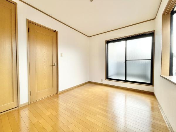 【洋室】 | 光が沢山取り込める大きな窓。2面採光なので、日差しを長時間受ける事が出来る暖かいお部屋です。