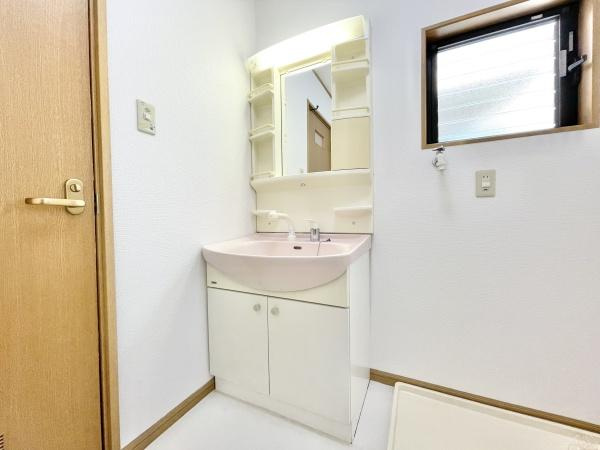 【独立洗面台】 | ゆとりの洗面スペースで朝の身支度も快適スムーズに！