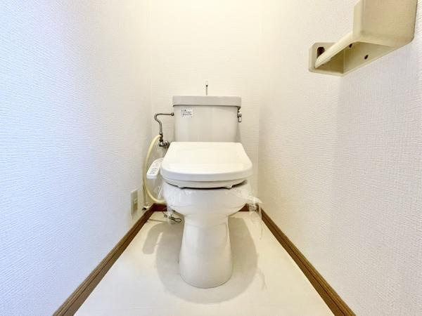 【トイレ】 | 節水型でエコなトイレには、今では当たり前のウォシュレット付き。便座を温める機能付き！
広さも十分にありゆったりとお使い頂けます。