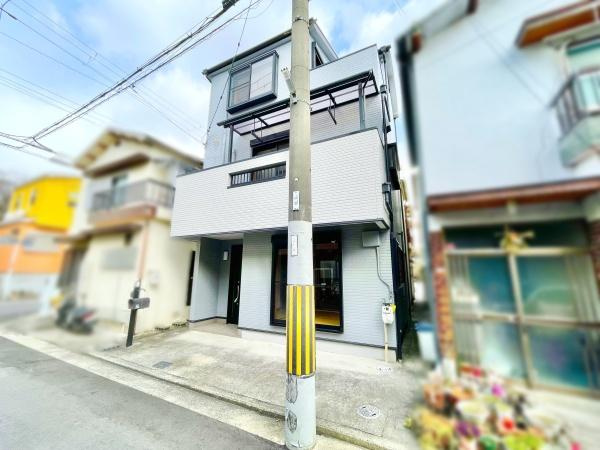 【前面道路含む現地写真】 | 前面道路は閑静な住宅地をはしる車通りの少ない道路。お車の出し入れが苦手なママや小さなお子様にも安心ですね。しっかり舗装もされているので、ベビーカーや自転車で通っても快適に通行できます。