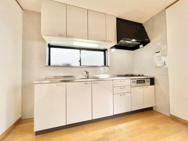 【キッチン】 | 窓があるので換気が必要なときにすぐに風を通すことができます！
空間が広く感じられ、開放感ありますね！
