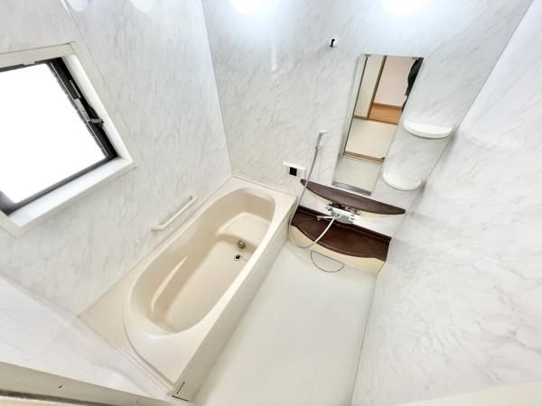 【浴室】 | 一日の疲れを癒してくれる場所なので、快適に過ごして頂く為にゆったりサイズのバスタブ！
是非半身浴をお楽しみ下さい。