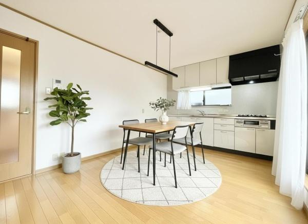 【居間・リビング】 | 【家具配置イメージ画像】ラグやダイニングテーブルで雰囲気を変えたりいろんなアレンジが楽しめます！