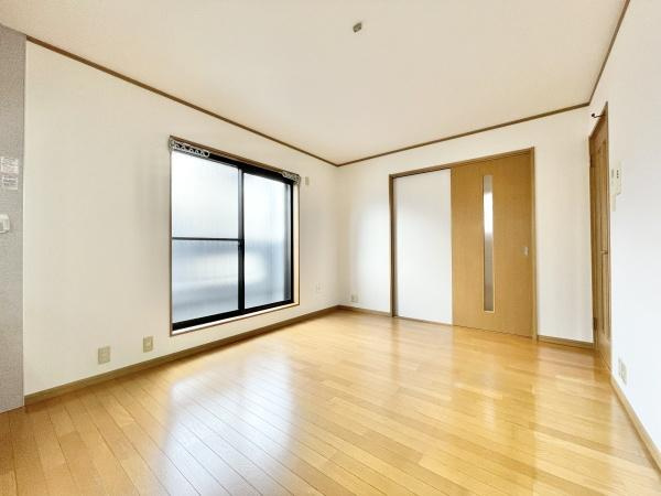 【居間・リビング】 | 室内にいても、たっぷりの陽光と爽やかな風を感じて頂けます！
ご家族と穏やかに過ごす、心地の良い時間が流れます。