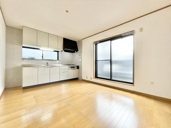 【居間・リビング】 | 大切なご家族が集まるからこそＬＤＫはこだわりたい！休日はおひさまの光をたっぷりと取りこめるリビングでゆったりと過ごしませんか？子供たちが元気に笑いながら走り回っても十分な広さの空間です。