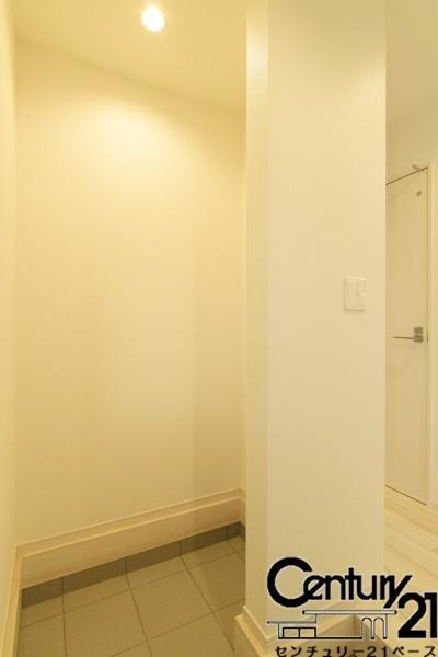 柏原市国分市場２丁目の新築一戸建の内観：施工例|■ＳＩＣ完備で玄関をスッキリ快適にお使いいただけます！■