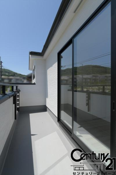 柏原市国分市場２丁目の新築一戸建の内観：施工例|■≪同仕様写真≫■日当たりのよいバルコニー！洗濯物もよく乾きます！■