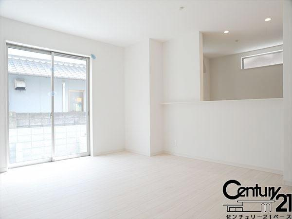 柏原市国分市場２丁目の新築一戸建の内観：施工例|■居室のサッシにはLOW-Eペアガラスを採用！高い断熱性による省エネと結露対策に有効です！■