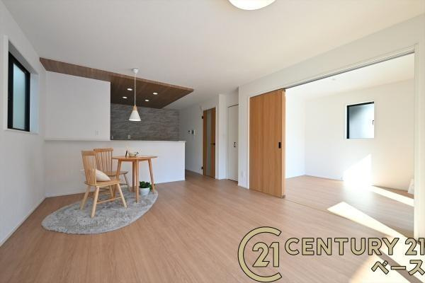 奈良市五条西２丁目の新築一戸建の内観：施工例|■居室のサッシにはLOW-Eペアガラスを採用！高い断熱性による省エネと結露対策に有効です！■