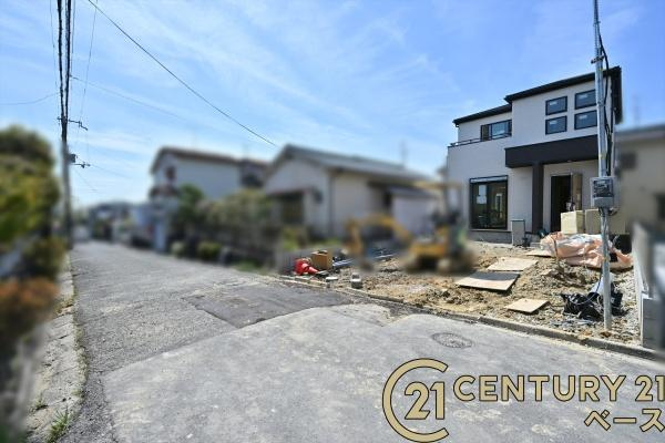 奈良市六条西３丁目の新築一戸建の前面道路含む現地写真