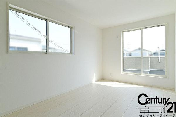 奈良市六条西３丁目の新築一戸建の内観：施工例|■日当たりのよい明るい雰囲気の洋室です！■
