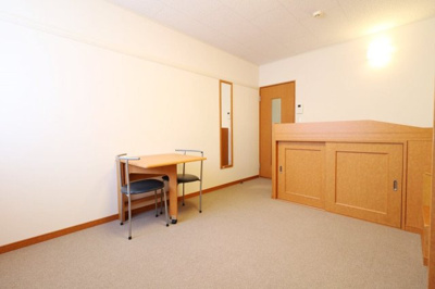 【居間・リビング】 | レオパレスアルブルリーヴル | ベッド下に収納スペースあり！荷物が多くても十分に収まります！