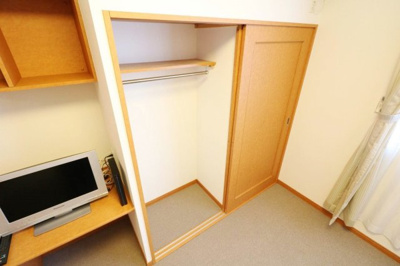 【内装】 | レオパレスアルブルリーヴル | 大型クローゼットにより女性の方でも収納が安心！